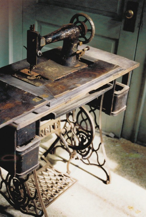 old-fashioned sewing machine