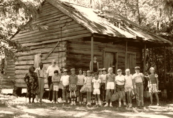 Dr. Donald
              Bailey, his summer school class, and Catherine and Archie
              Waiters in a picture